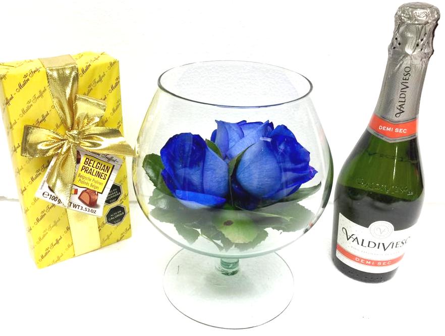 Copa con 3 Rosas Azules, Champagne 375cc y Bombones Maitre Truffot 100grs